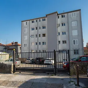 Izis Centar Pule Apartman